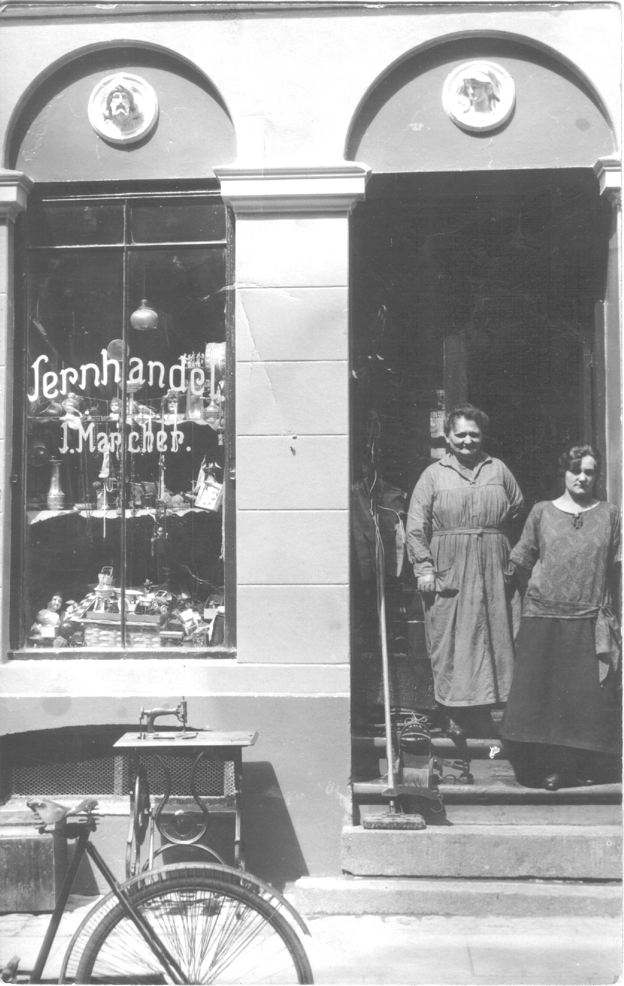 Jernhandel i Sct. Hansgade 15, st., Københavns Nørrebro. Det er Johanne Marie Jensen og datteren Emmy Marcher, der ses på billedet.